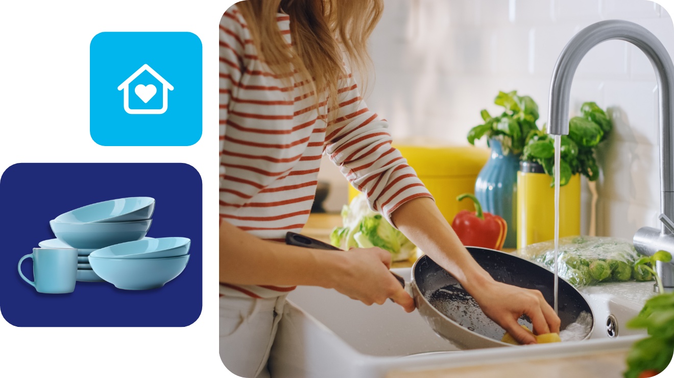 Frau wäscht eine Pfanne unter fließendem Wasser in einer modernen Küche mit frischem Gemüse