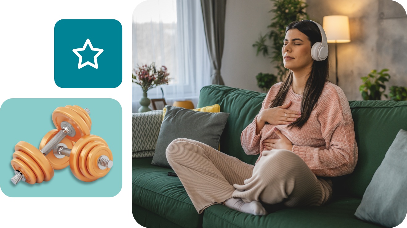 Entspannte Frau mit Kopfhörern sitzt im Schneidersitz auf grünem Sofa, Augen geschlossen, Hände auf der Brust.