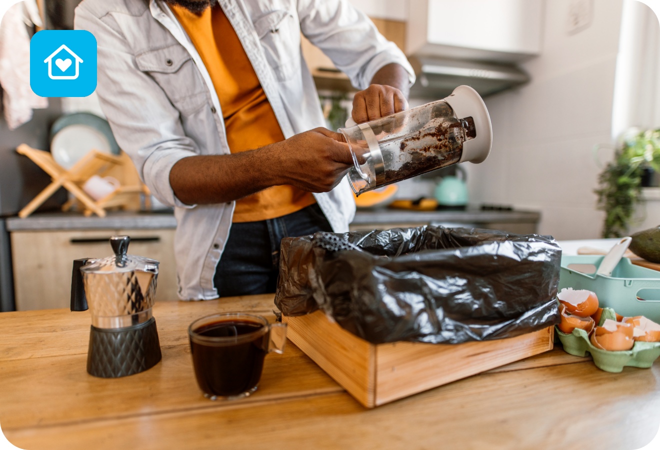 Eine Person löst den Kaffeesatz aus einer French Press zum Weiterverwenden.