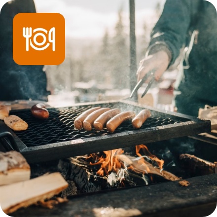 Gasgrill mit Fleisch und Würstchen.