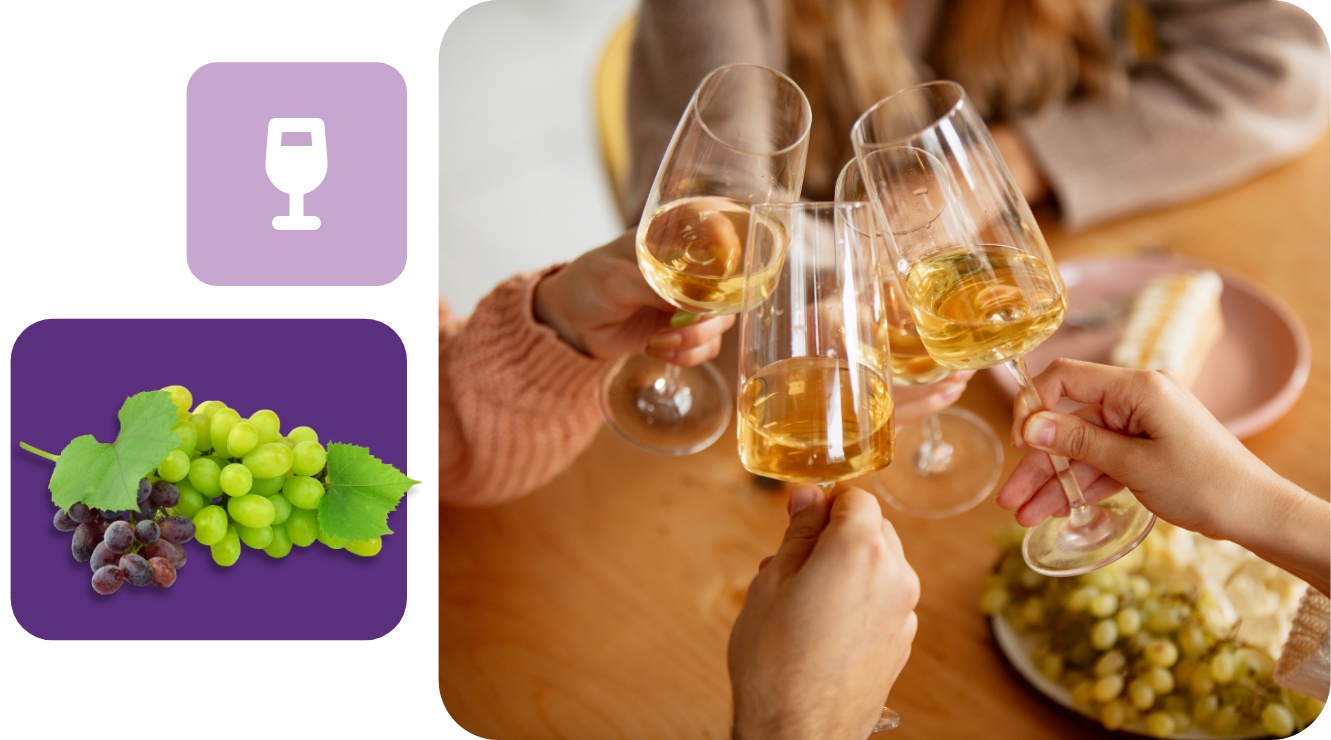 Vier Personen stoßen mit Weißweingläsern an festlich gedecktem Tisch mit Trauben und Käse an.