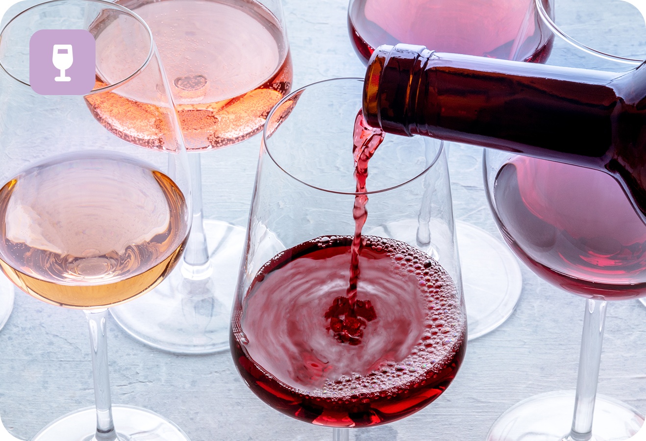 Wein in Weinglas einschenken und atmen lassen.