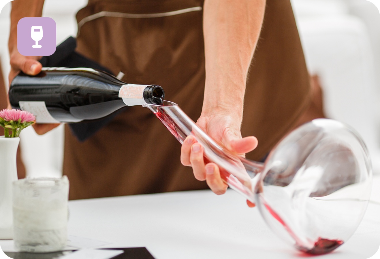 Wein wird in einen Dekanter gegossen.