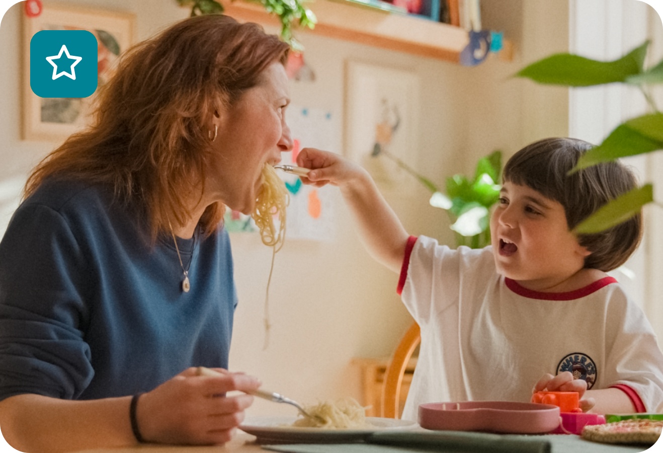 Eine junge Mutter wird von ihrem kleinen Kind mit Spaghetti gefüttert.