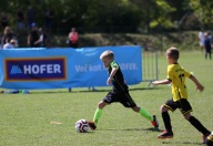 Otroci igrajo nogomet