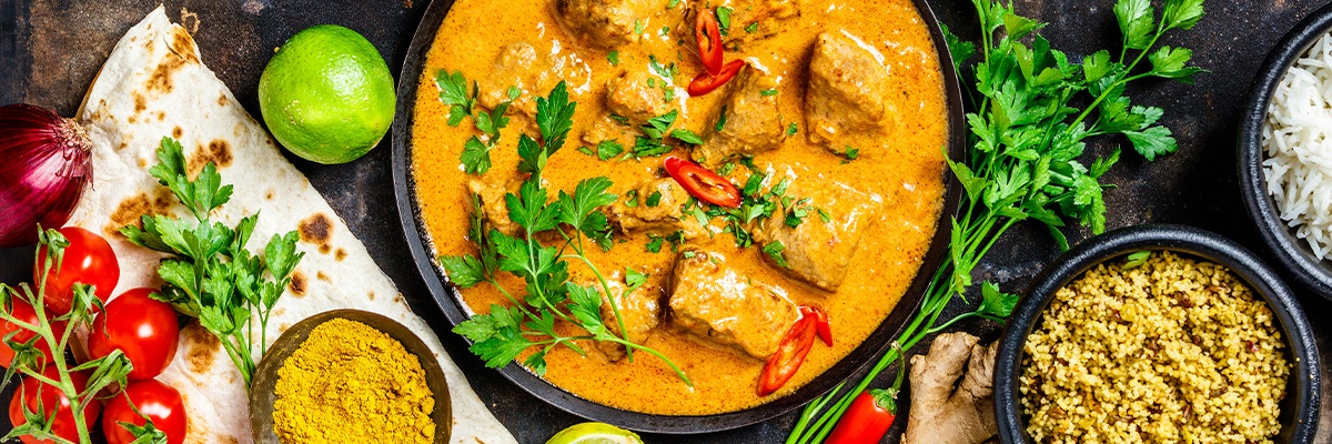 Suppe mit Fleisch abgeschmeckt mit Petersilie und Gemüse.