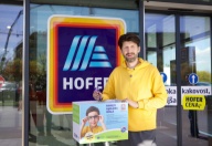 Moški na sliki drži zbiralno škatlo