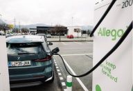 Električni avto priklopljen na polnilnico