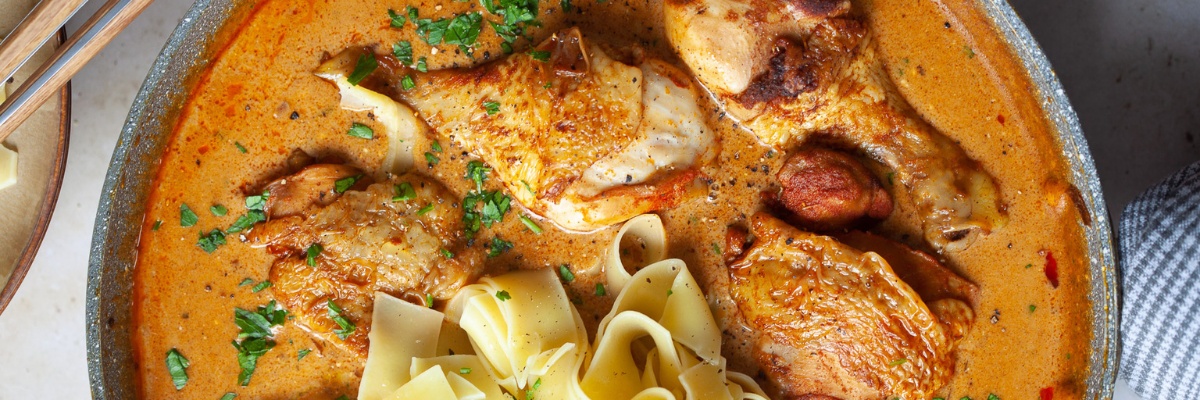 Piščančji paprikaš s širokimi rezanci