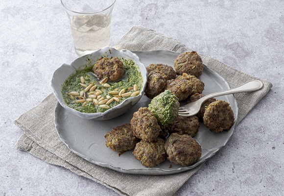 Polpette di zucchine e carne con pesto di aromatiche