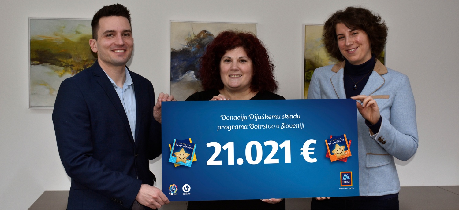 Nasmejani ljudje v rokah držijo bon za 21.000 EUR