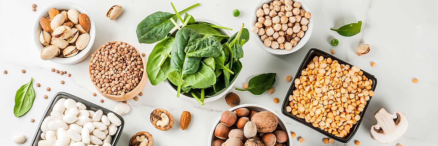 Proteinreiche Lebensmittel auf einem weißen Tisch