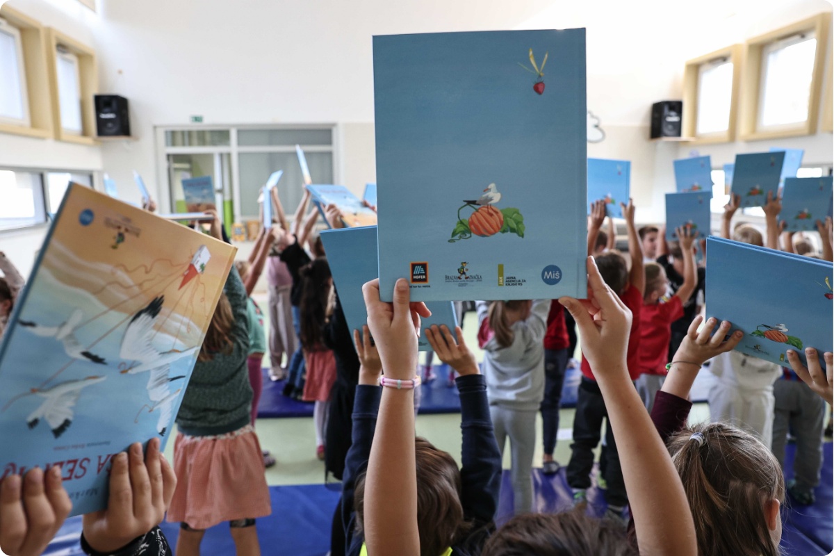 Otroške roke, v njih knjige.