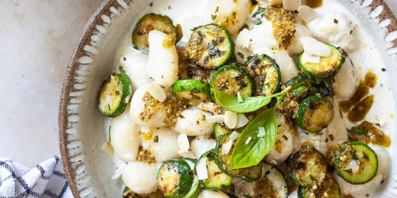 Njoki z bučkami in smetanovo omako