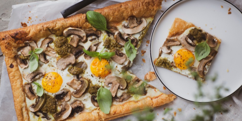 Šampinjoni z jajci na oko na testu