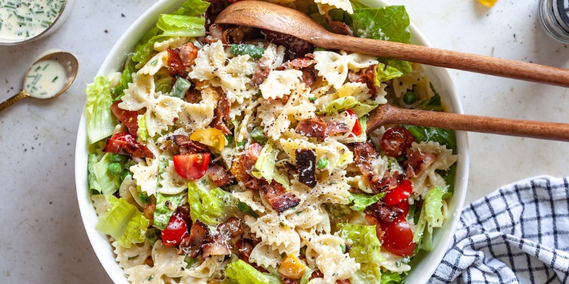 Testeninska solata s paradižniki in zeleno solato