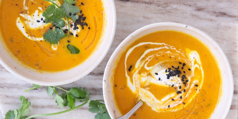 Bučna juha s kislo smetano in semeni