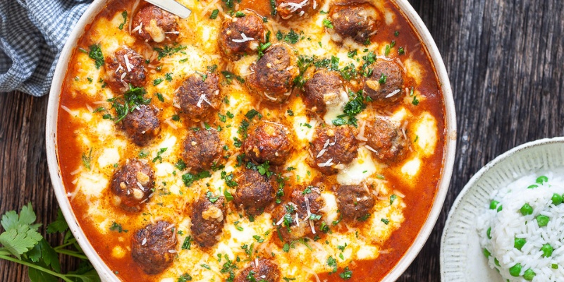 Pečene mesne kroglice v paradižnikovi omaki z mozzarelo