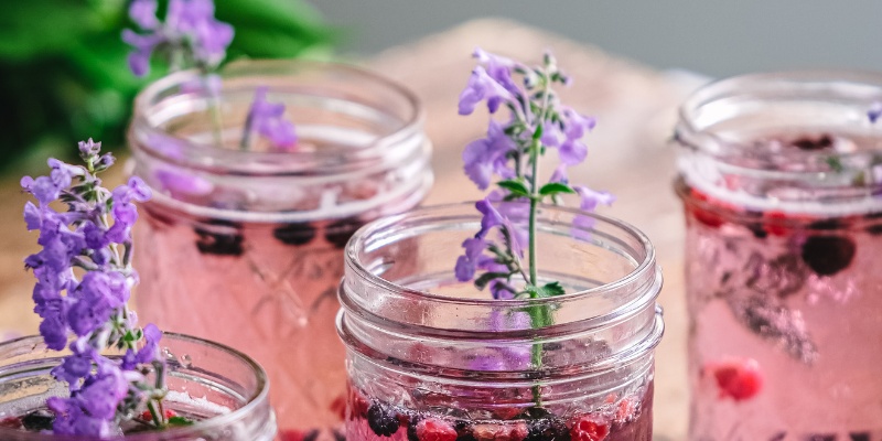 Osvežilni napitek z različnim jagodičevjem