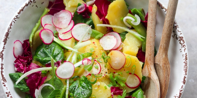 Osvežilna solata iz krompirja, redkvic, špinače in druge zelenjave