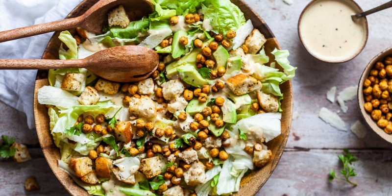Mešana zelena solata s čičeriko in piščancem