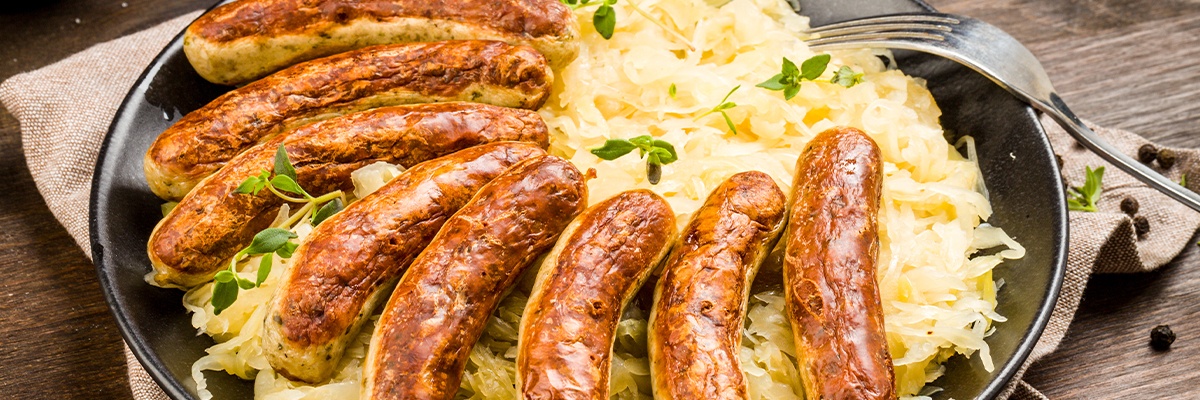 Saftige regionale Bratwürste auf saisonalem Sauerkraut