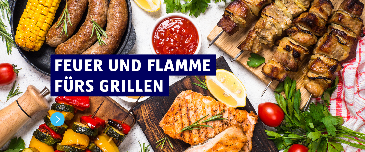 Feuer und Flamme fürs Grillen. Auf dem Bild ist sind Grillspieße, Würstchen und gegrilltes Fleisch zu sehen. Garniert wurde das Grillfleisch mit Soßen und Kräutern.