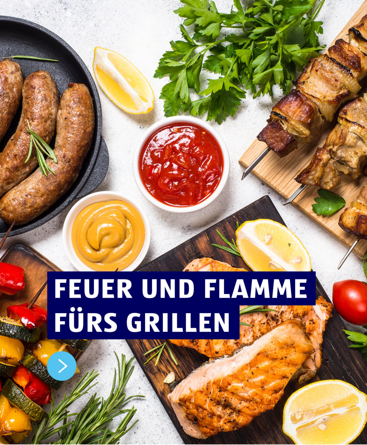 Feuer und Flamme fürs Grillen. Auf dem Bild ist sind Grillspieße, Würstchen und gegrilltes Fleisch zu sehen. Garniert wurde das Grillfleisch mit Soßen und Kräutern.