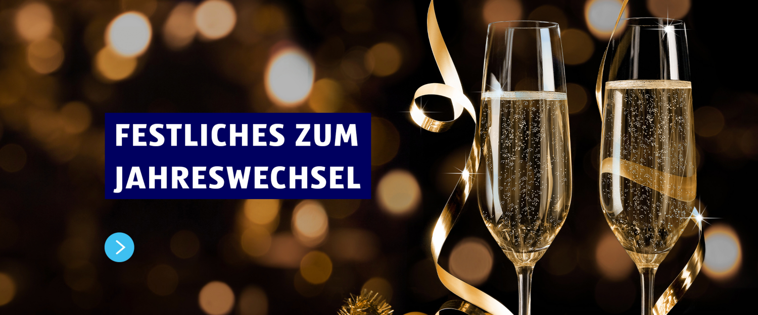 Festliches zum Jahreswechsel. Zwei Sektgläser mit goldenen Schimmer.