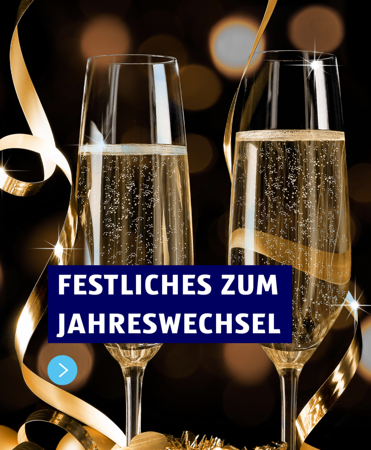 Festliches zum Jahreswechsel. Zwei Sektgläser mit goldenen Schimmer.