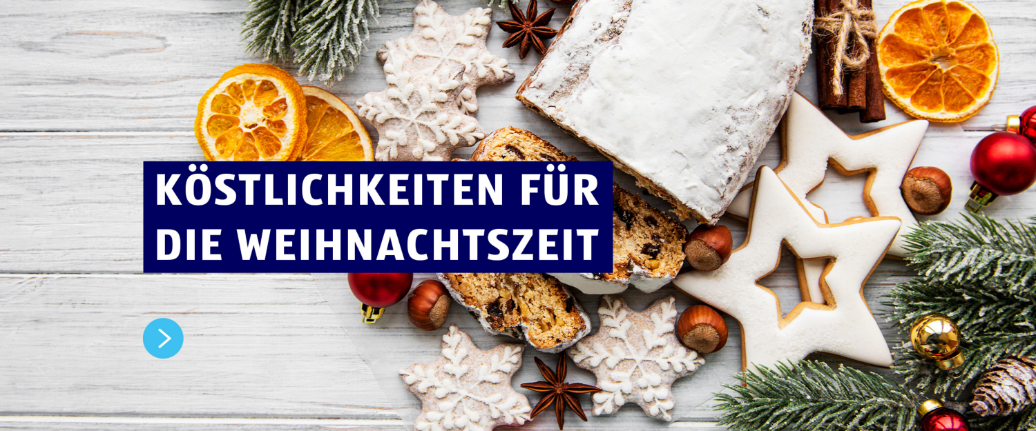 Köstlichkeiten für die Weihnachtszeit. Stollen und Kekse mit Weihnachtsdeko