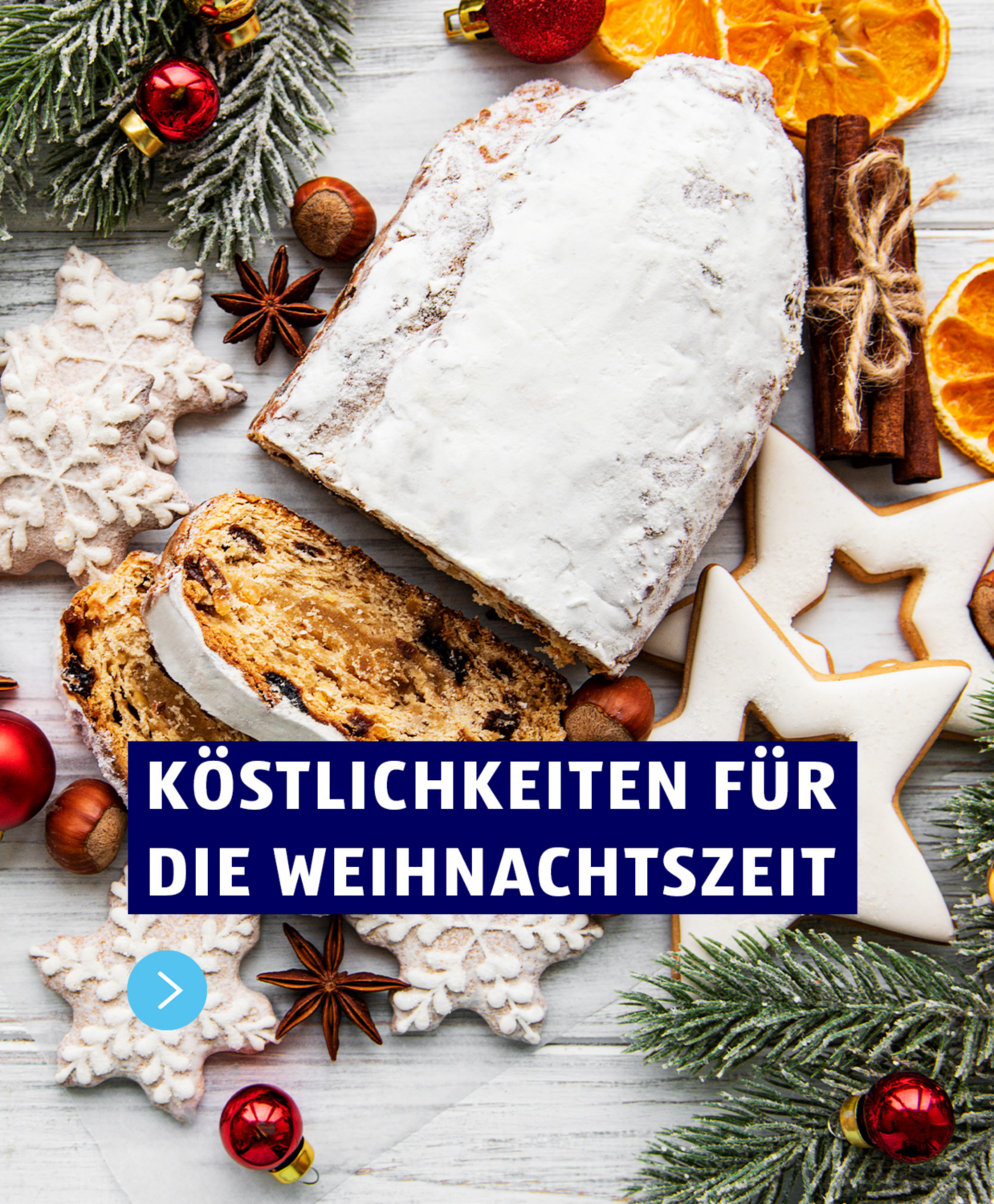 Köstlichkeiten für die Weihnachtszeit. Stollen und Kekse mit Weihnachtsdeko