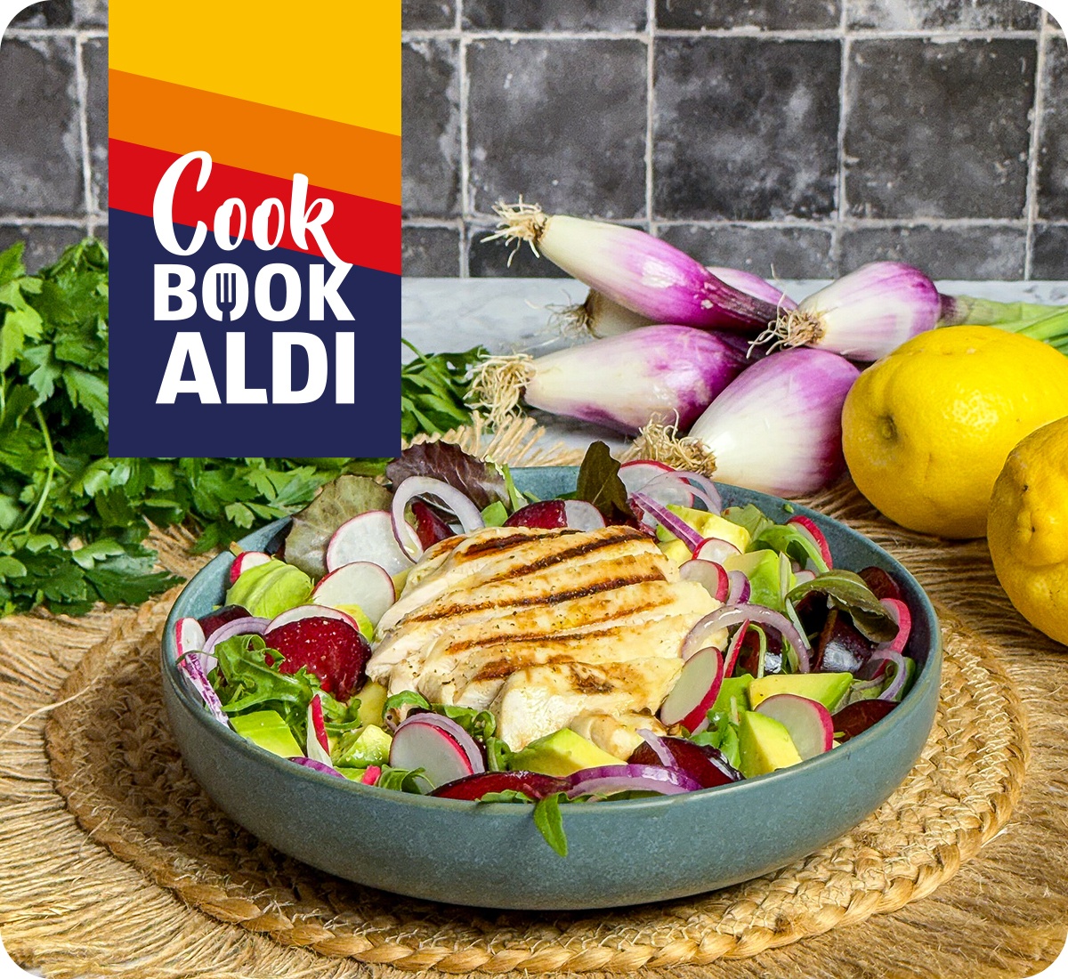 Insalata di pollo con avocado e prugne