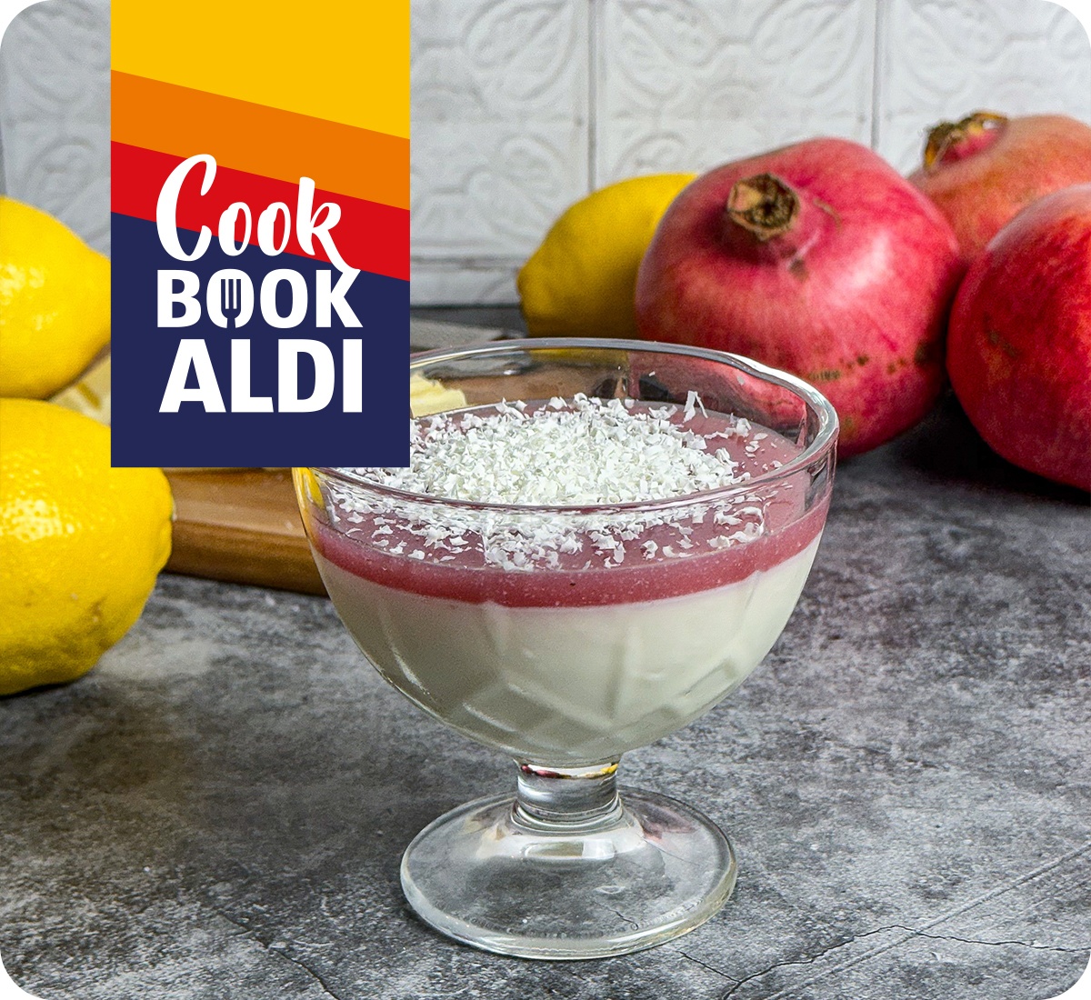 Dessert con panna cotta e sciroppo alla melagrana