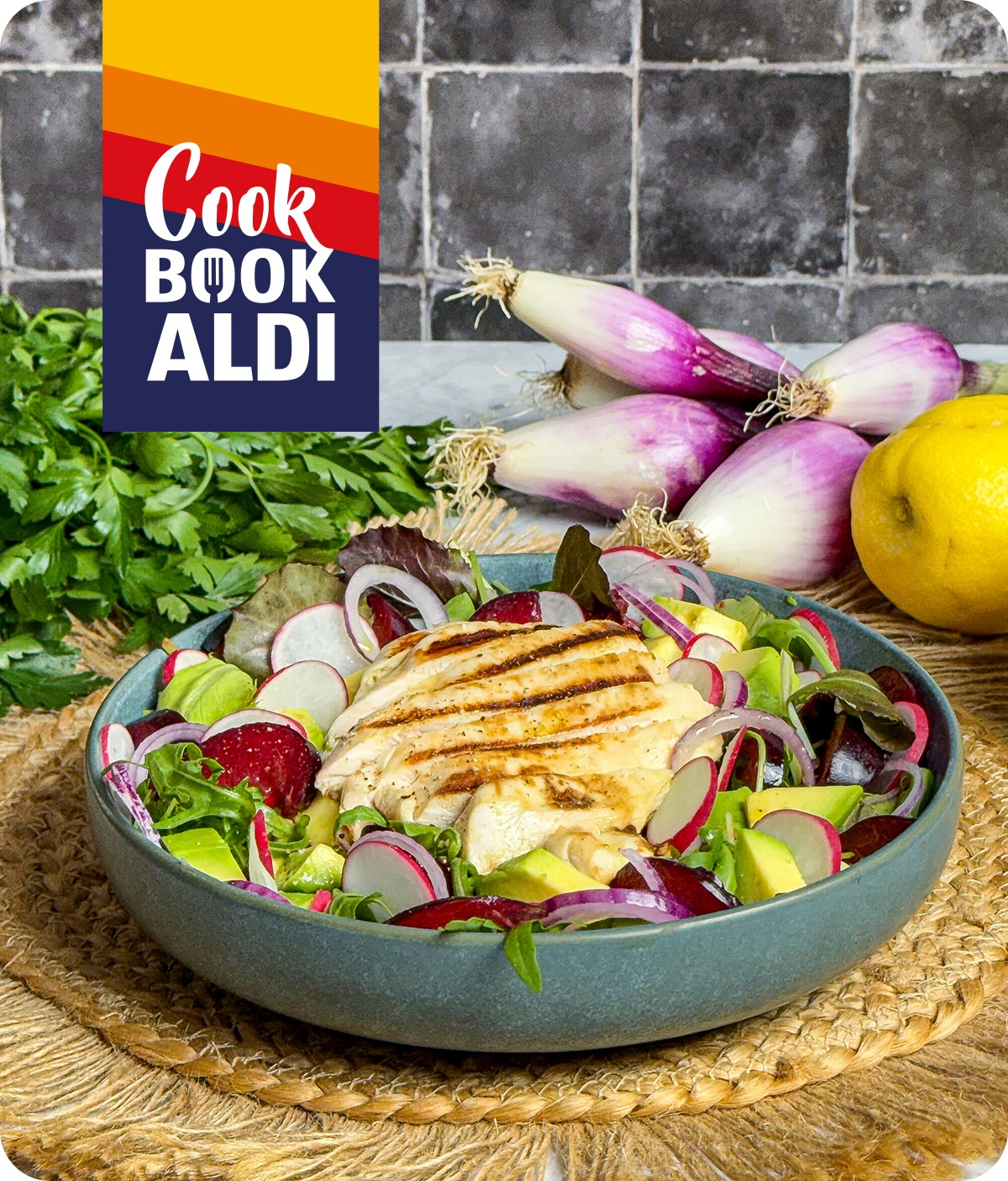 Insalata di pollo con avocado e prugne