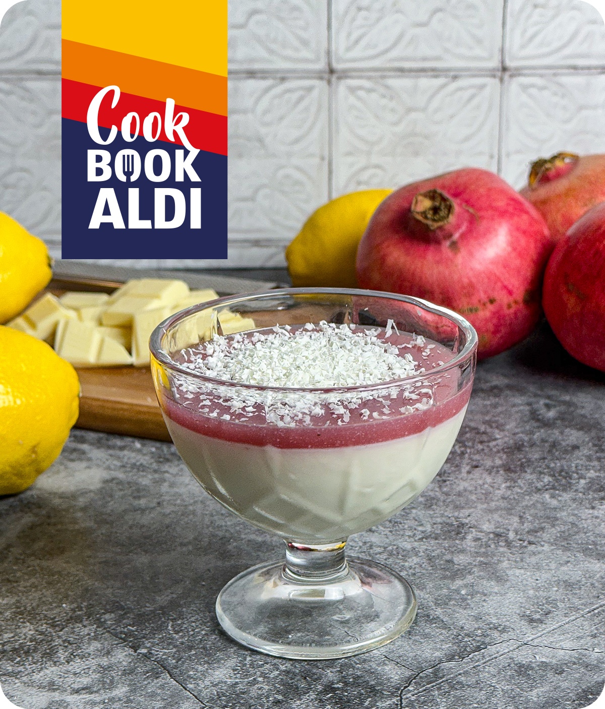 Dessert con panna cotta e sciroppo alla melagrana