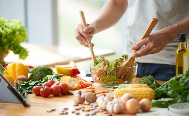 Moški pripravlja zdrav obrok