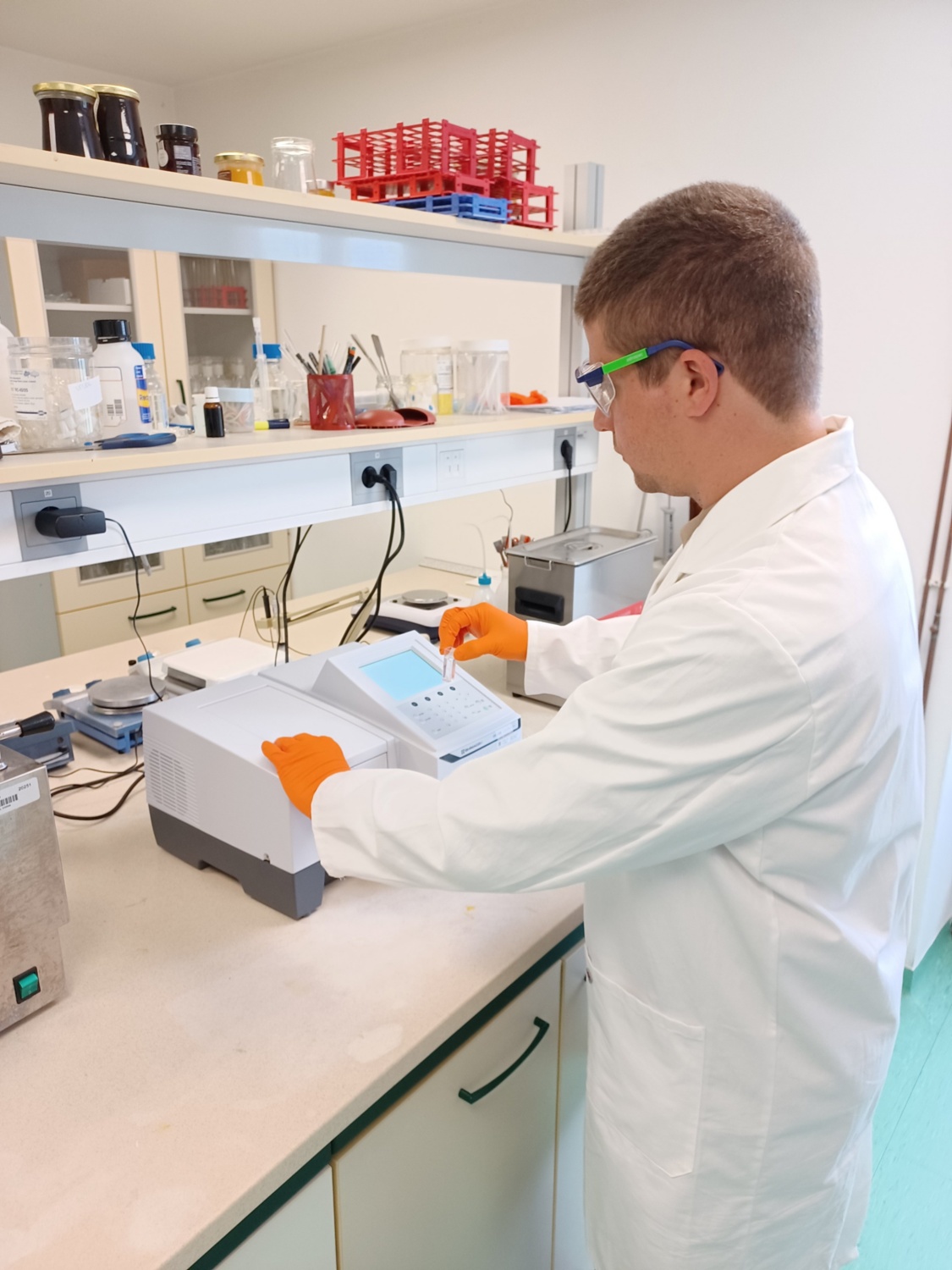 Spektrofotometer in laboratorijski delavec