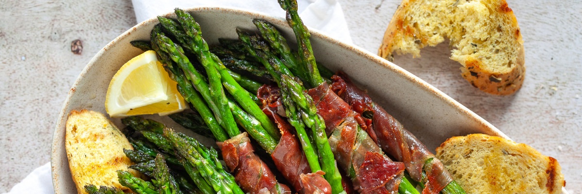 Pečeni šparlji s slanino