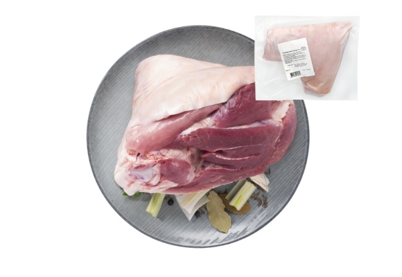 Svinjska krača na sivem krožniku