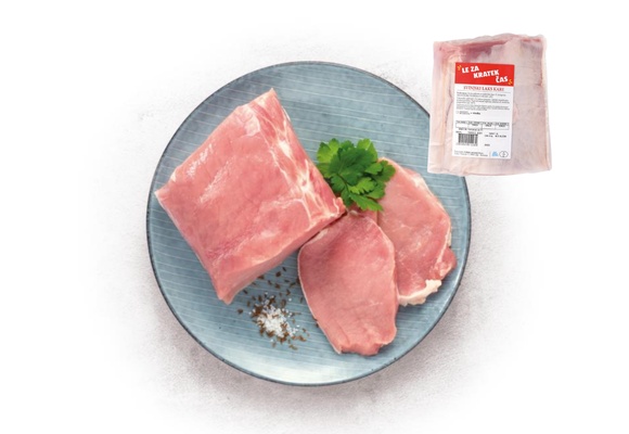 Svinjski laks kare na modrem krožniku