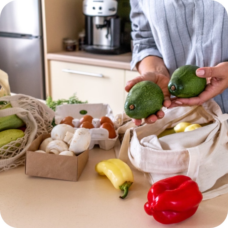 Person hält zwei Avocados in der Hand.