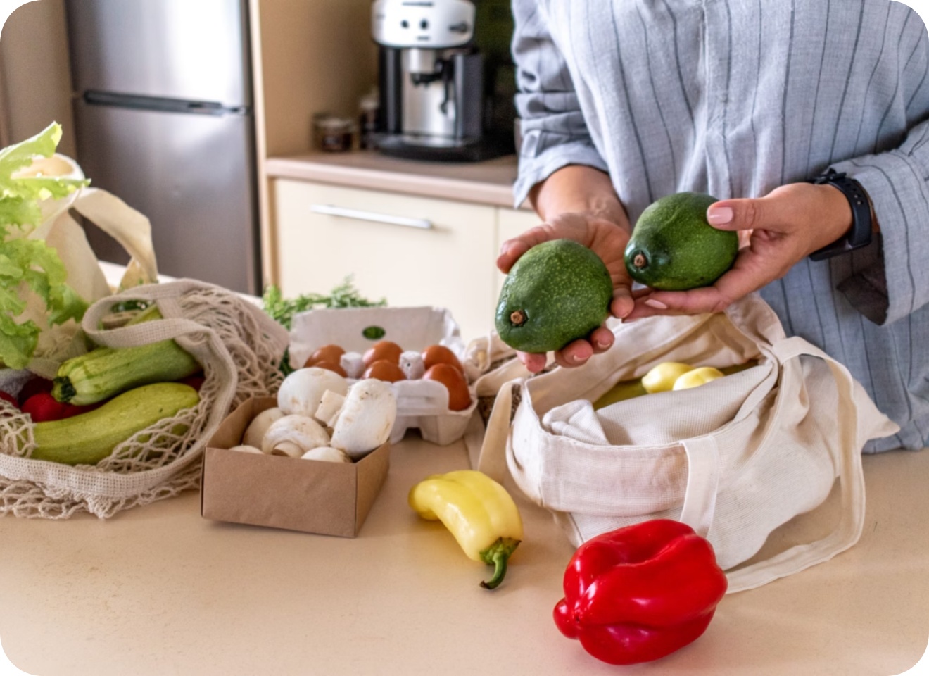 Person hält zwei Avocados in der Hand.