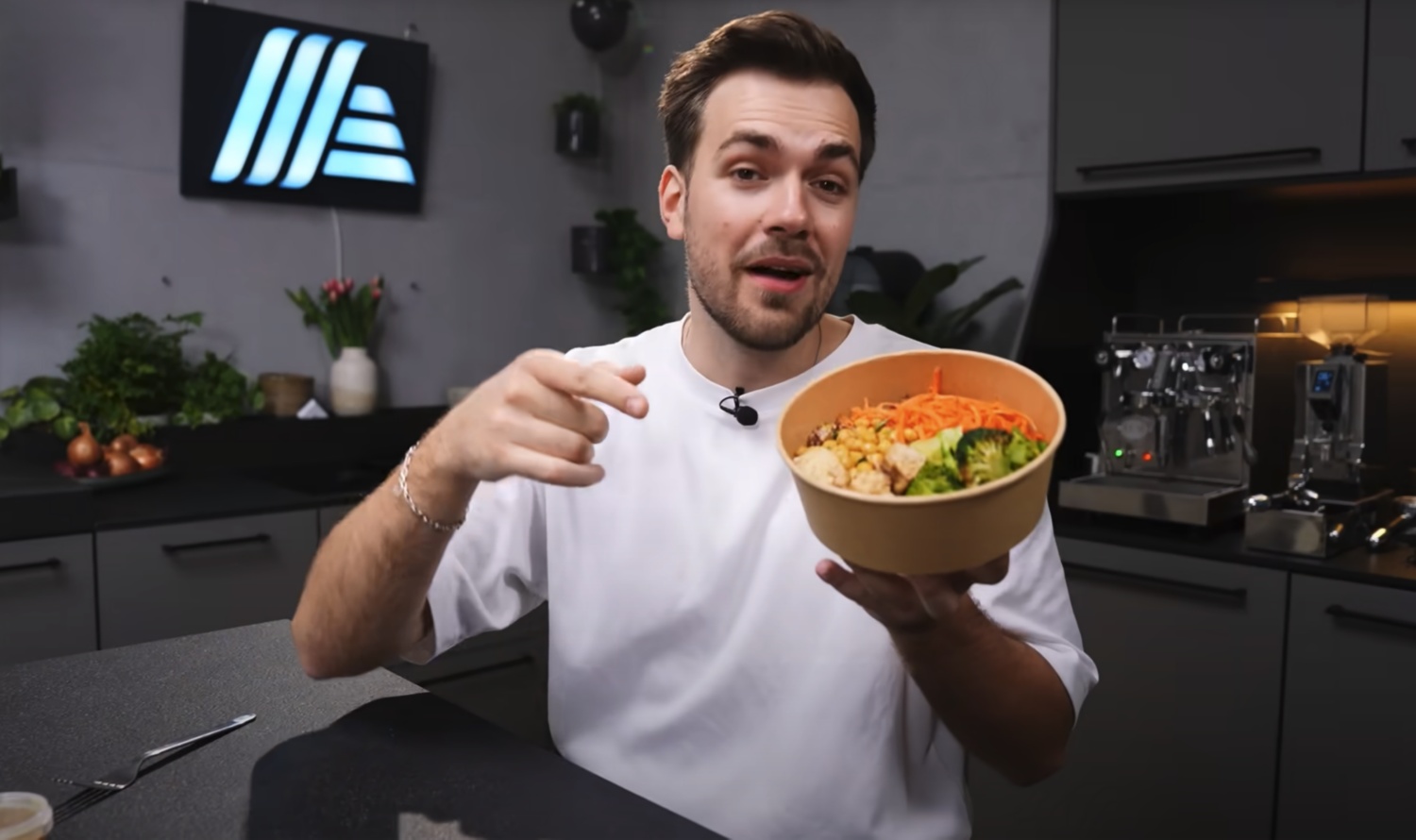 maxxpane hält eine selbst zubereitete ALDI SÜD Veggie Bowl in die Kamera.