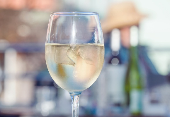 Wein mit Eiswürfeln