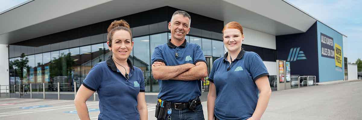 Mitarbeiter:innen vor der HOFER Filiale