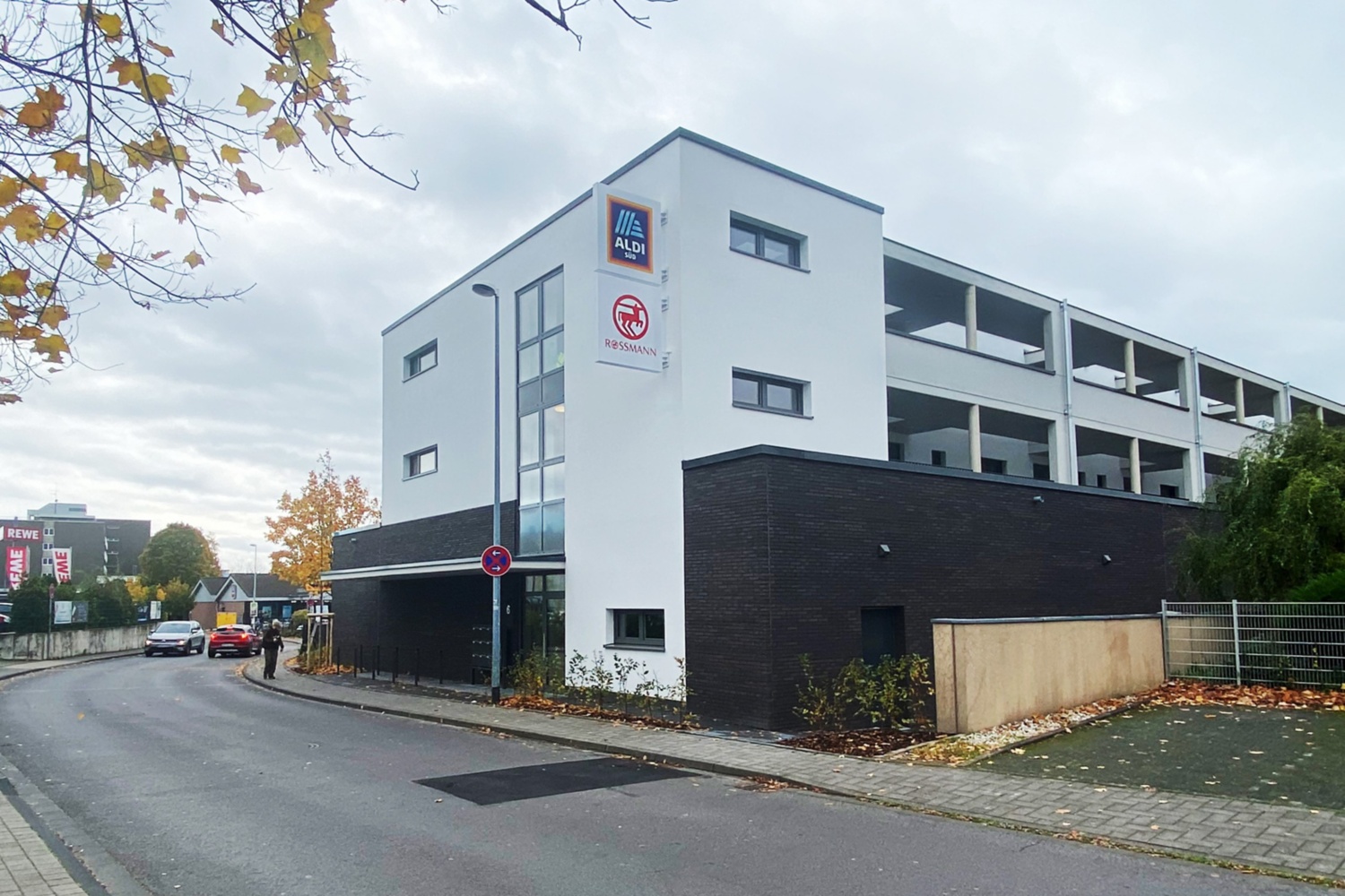 In Wesseling bei Köln hat ALDI SÜD auf seinem Parkplatz zusätzliche Handelsfläche und Wohnraum geschaffen.