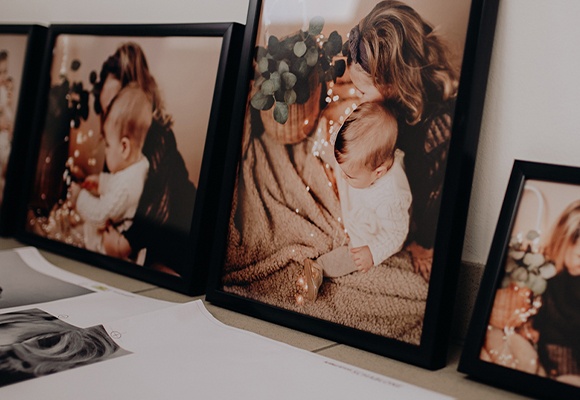 Kinderfotos in Bilderrahmen auf dem Regal 