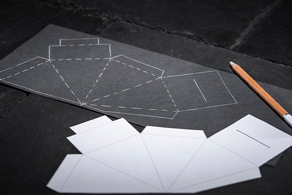 Vorlage auf Karton übertragen und ausschneiden