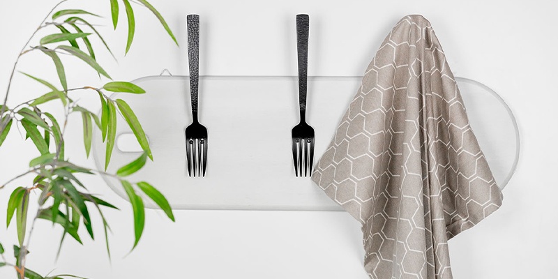 Garderobe aus Schneidbrett und Gabeln an der Wand 